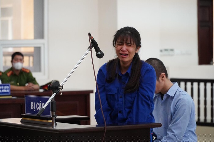 Lan Anh bật kh&oacute;c xin lỗi mẹ