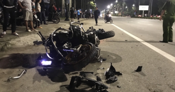 Ớn lạnh cảnh mô tô phân khối lớn văng xa hàng chục mét trong vụ tai nạn kinh hoàng