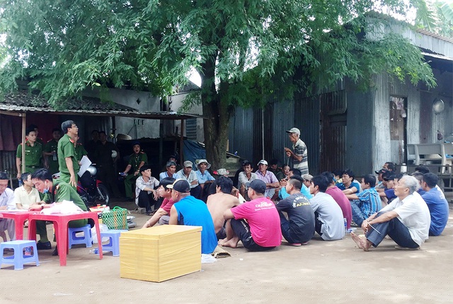 Các đối tượng bị công an bắt giữ tại chiếu bạc