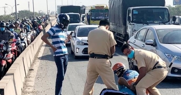 Đồng Nai: Xe ben tông vào xe CSGT để bỏ chạy sau vi phạm