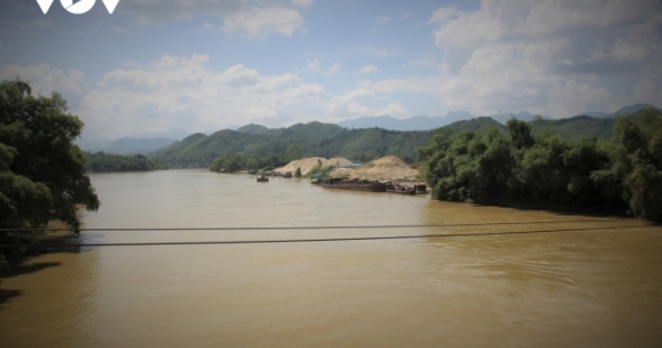 Ảnh: Rầm rộ khai thác cát dưới chân cầu Tô Mậu (Yên Bái)