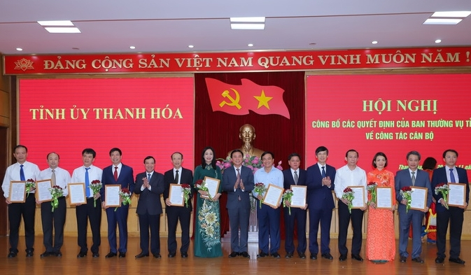 Ban Thường vụ Tỉnh ủy Thanh Hóa trao quyết định cho các Ủy viên Ban Chấp hành Đảng bộ tỉnh khóa XIX