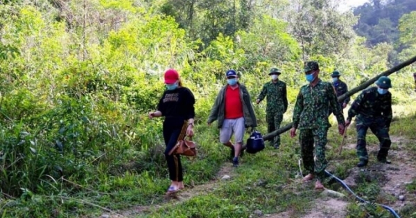 Đang băng rừng vượt biên trái phép để trốn cách ly thì bị bắt