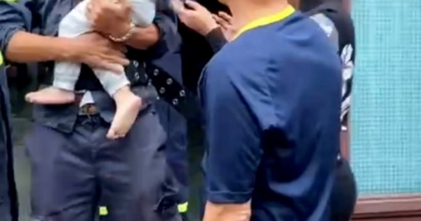 Quảng Ninh: Giải cứu cháu bé 2 tuổi bị mắc kẹt trong nhà