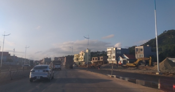 Gói thầu trăm tỷ tại Quảng Ninh, trời mưa như trút, nhà thầu vẫn thản nhiên trải thảm nhựa