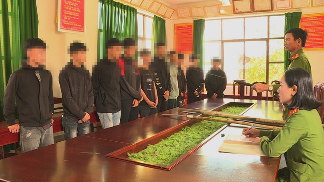 Nh&oacute;m thanh thiếu ni&ecirc;n tại c&ocirc;ng an. Ảnh:&nbsp;S.Đ.