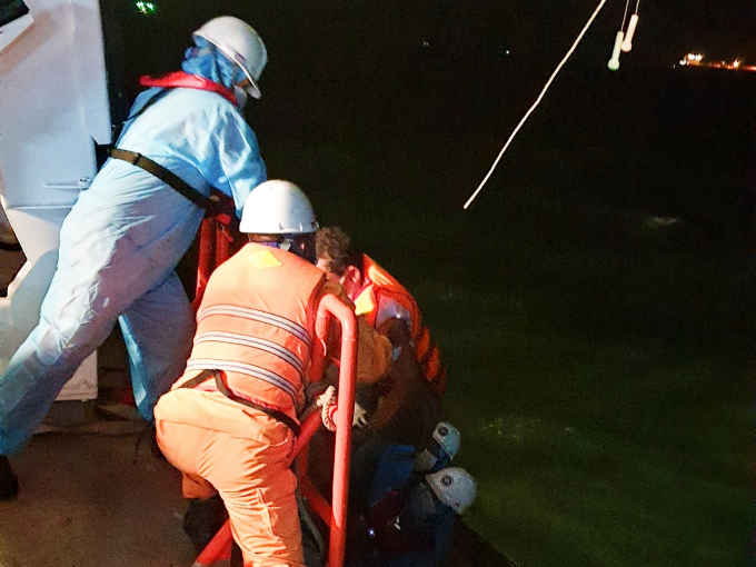 Tàu SAR 413 tiếp nhận 04 thuyền viên bị nạn trên biển.