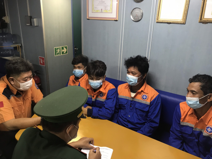 Lực lượng BĐBP Bà Rịa-Vũng Tàu đã tiến hành các thủ tục tiếp nhận 04 thuyền viên trên tàu cá BV 78488 TS bị nạn trên biển được tàu SAR 413 đưa về bờ an toàn.