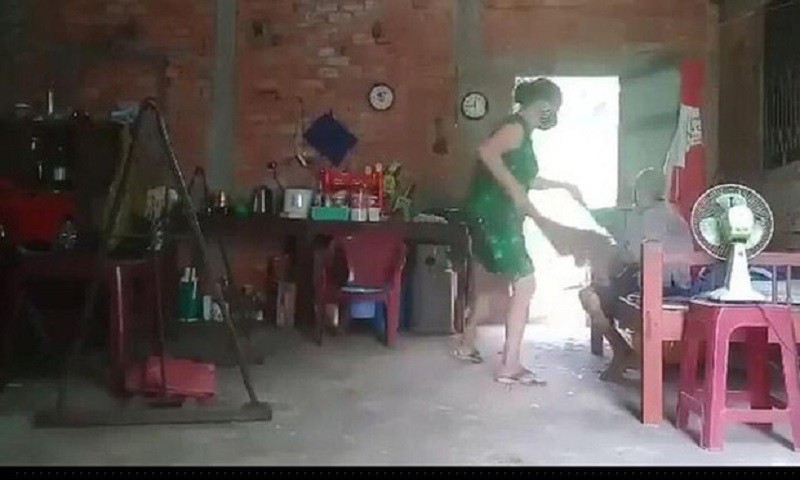 Bị cáo Hoa ngược đĩa mẹ đẻ. (Ảnh từ internet). Ảnh được cắt từ clip