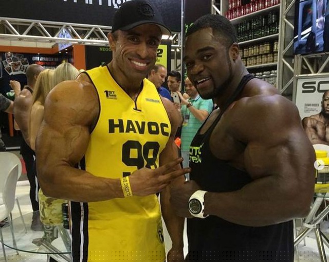 Brandon Curry (phải) tiếc thương trước cái chết của Victor Luna