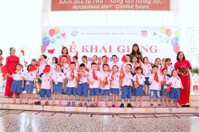 Hơn 1.000 học sinh trường TH – THCS Pascal phải đi khai giảng và học nhờ suốt 2 năm liên tiếp.