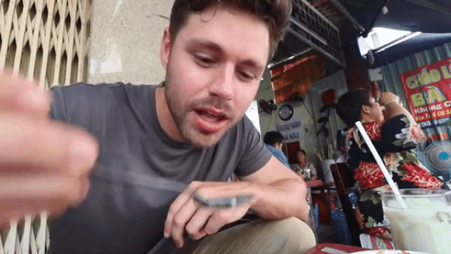 Anh nếm thử thìa đầu tiên và thấy hương vị rất đậm đà