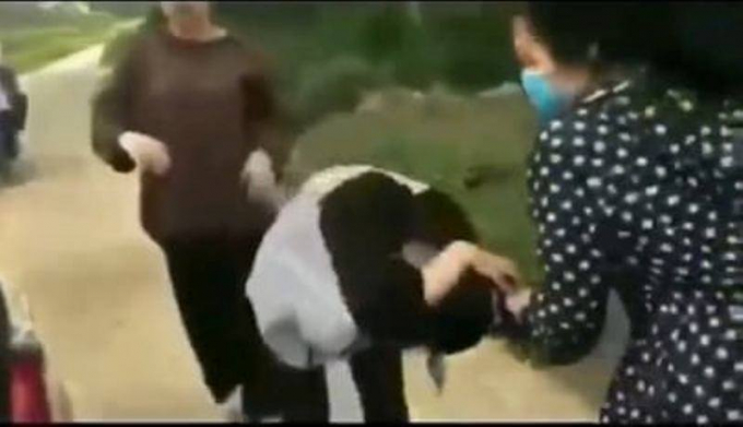 Nữ sinh lớp 11 dùng mũ bảo hiểm quật liên tiếp vào đầu nữ sinh lớp 12, sau đó bắt quỳ xuống xin lỗi. (Ảnh cắt từ clip)