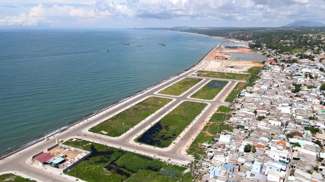 Dự án Lấn biển, bố trí sắp xếp lại dân cư và chỉnh trang đô thị phường Đức Long (tên thương mại là Hamubay) có diện tích dự án là gần 123 ha.