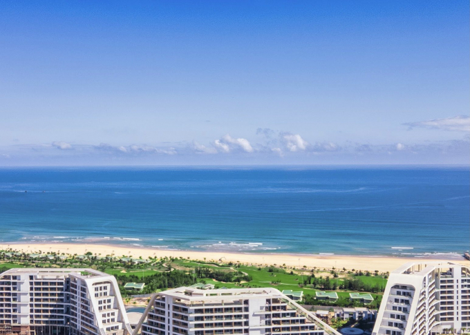 FLC Grand Hotel Quy Nhon hứa hẹn sẽ mang đến một phong cách nghỉ dưỡng mới mẻ, những trải nghiệm thư thái, êm đềm nhưng cũng không kém phần sang trọng. Từ đây, du khách có thể thưởng ngoạn khung cảnh biển trời Quy Nhơn thơ mộng thu trọn trong tầm mắt và hệ tiện ích nội khu đẳng cấp như bể bơi trong nhà, Jacuzzi, Gym, khu vui chơi trẻ em, khu trò chơi nước, chuỗi nhà hàng và bar đa phong cách, …với đầy đủ các dịch vụ giải trí, phong cách ẩm thực được biến tấu đa dạng cho cả hoạt động ban ngày và ban đêm.