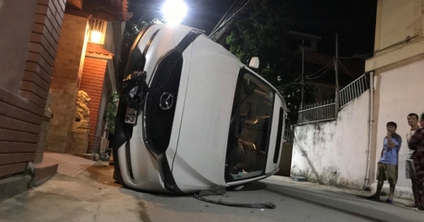 Mazda CX5 “hạ’ cột điện rồi lật giữa đường