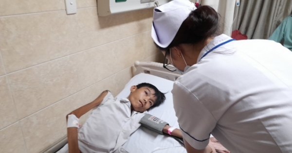 Chàng trai 31 tuổi chỉ nặng hơn 10 kg, hàng ngày theo mẹ bán bánh đa nuôi cha bại liệt