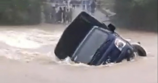 Tìm kiếm cán bộ Ban Quản lý Dự án các công trình giao thông Điện Biên bị nước cuốn trôi