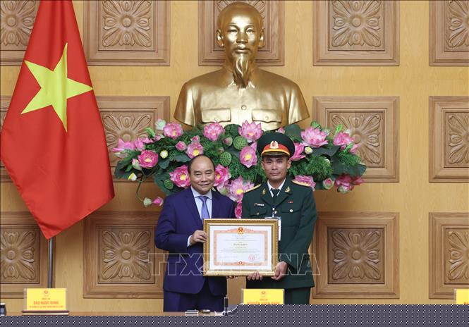 Thủ tướng Nguyễn Xuân Phúc tặng Bằng khen của Thủ tướng Chính phủ cho các đại biểu tiêu biểu. Ảnh: Thống Nhất/TTXVN