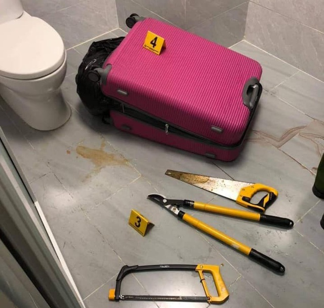 Vali nghi chứa thi thể người trong nhà vệ sinh.