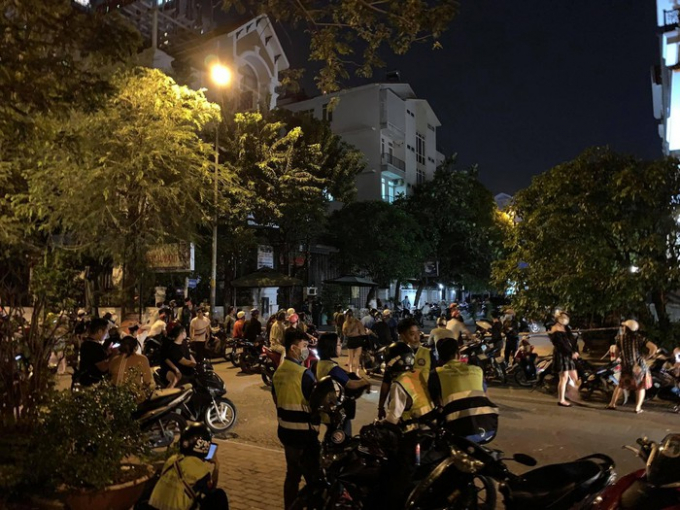 Rất đông người dân tập trung theo dõi sự việc.