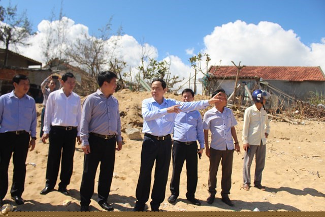 Chủ tịch Trần Thanh Mẫn dẫn đầu đoàn công tác thị sát những khu vực bị sạt lở ở bờ biển thôn An Cường, xã Bình Hải, huyện Bình Sơn, tỉnh Quảng Ngãi.