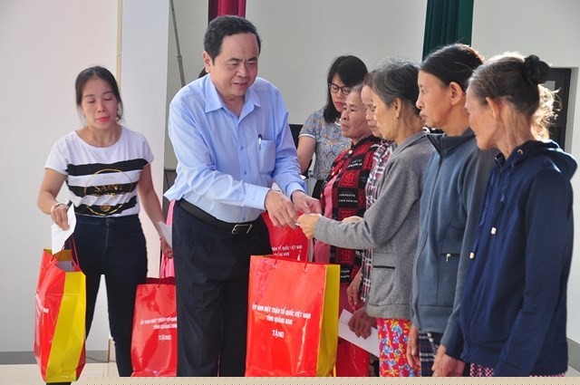 Chủ tịch Trần Thanh Mẫn tặng quà và động viên bà con vùng lũ Quảng Nam vượt qua khó khăn, ổn định lại cuộc sống.