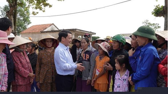 Phó Chủ tịch- Tổng thư ký Hầu A Lềnh chia sẻ với bà con xã An Thuỷ, huyện Lệ Thuỷ, tỉnh Quảng Bình