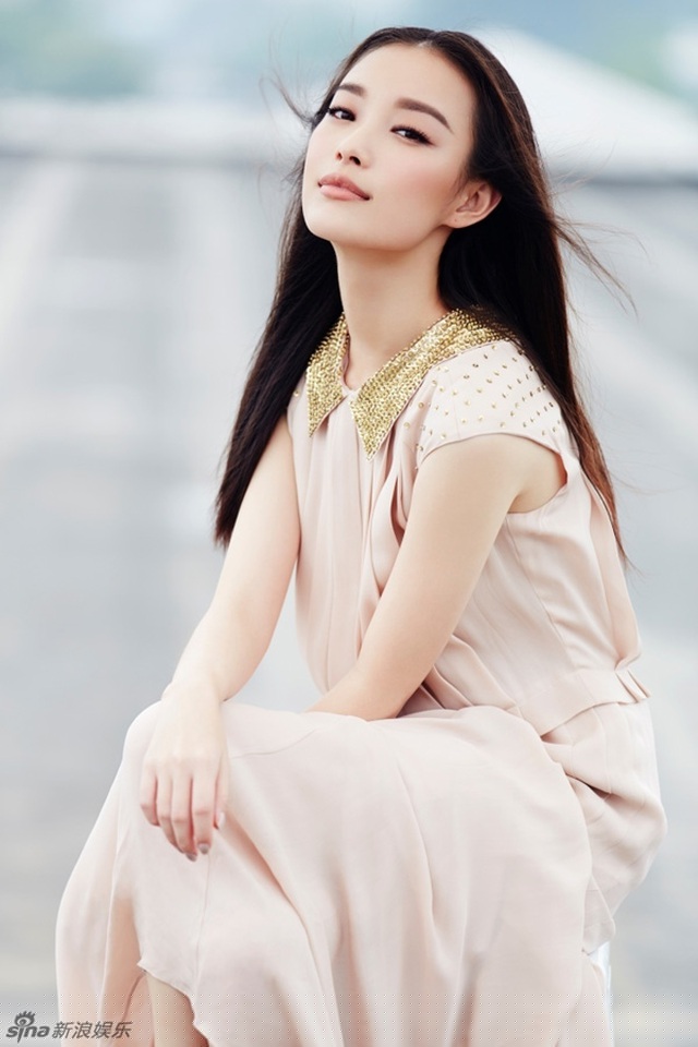 Vẻ đẹp của cô được đánh giá đậm chất điện ảnh và khả năng diễn xuất đa dạng