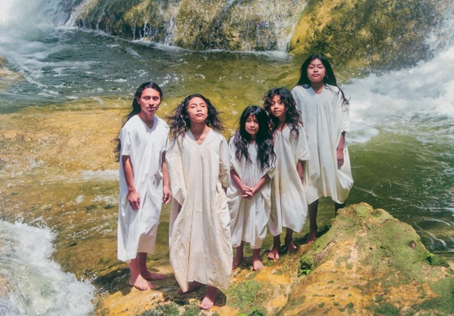 Người Lacandon có thói quen để tóc dài và mặc đồ trắng