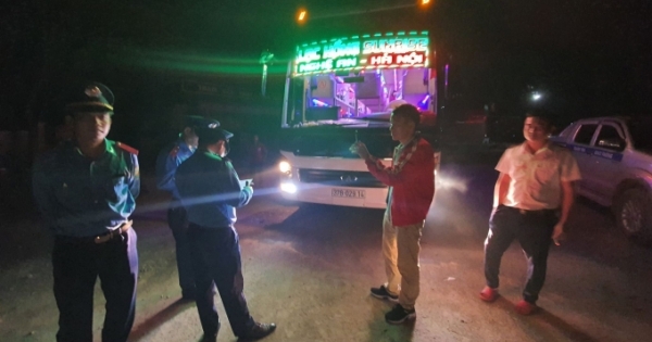 Nghệ An: Xe Lạc Hồng dùng phù hiệu hợp đồng chạy tuyến cố định