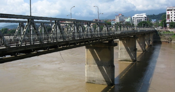 Lào Cai: Nam thanh niên nhảy xuống sông Hồng giữa đêm nghi thất tình