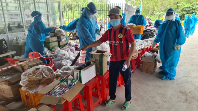 Mô hình “Gian hàng miễn phí” cho bà con trở về từ ngoài tỉnh. ảnh Đoàn TN