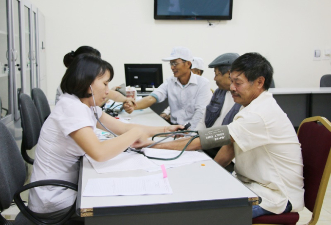 Nhân viên điều dưỡng Trung tâm Điều dưỡng người có công tỉnh, khám bệnh cho thương, bệnh binh.