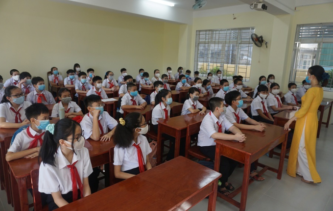 hoc-sinh-da-nang-do-than-nhiet-deo-khau-trang-trong-lop-3