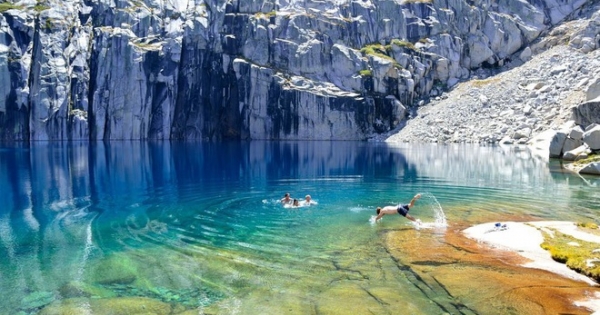 Cận cảnh hồ nước đẹp như tranh vẽ