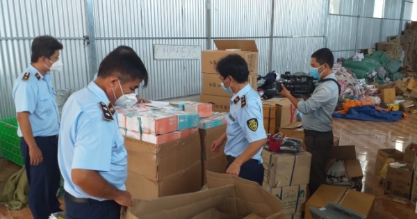 Lực lượng chức năng Tây Ninh tạm giữ kho hàng khủng có dấu hiệu nhập lậu