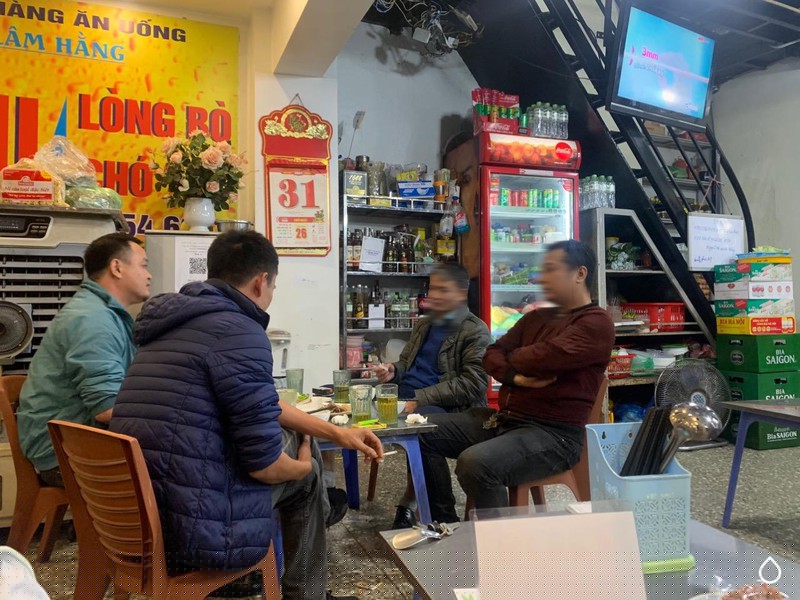 Khách vô tư ngồi, nói chuyện với nhau ở khoảng cách rất gần.