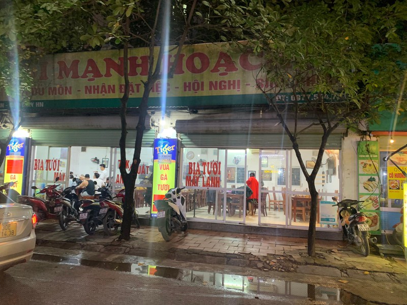 Một quán bia khác trên phố Duy Tân, Cầu Giấy công khai đón khách.