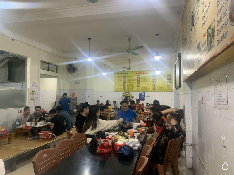 Quán bia đông đúc, khách ngồi kín bàn, vô tư cười nói, nâng ly.