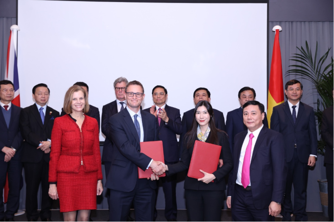 Bản ghi nhớ giữa Alphanam Group và IHG được trao dưới sự chứng kiến của Thủ tướng Chính phủ Phạm Minh Chính.