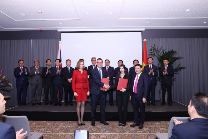 Cùng dự buổi ký kết, trao Bản Ghi nhớ hợp tác giữa Alphanam và IHG có Đại sứ Việt Nam tại Vương quốc Anh Nguyễn Hoàng Long, Bộ trưởng Bộ Kế hoạch và Đầu tư Nguyễn Chí Dũng; Bộ trưởng Bộ Nông nghiệp và Phát triển Nông thôn Lê Minh Hoan; Bộ trưởng Bộ Công Thương Nguyễn Hồng Diên; Bộ trưởng Bộ Tài Nguyên và Môi trường Trần Hồng Hà; Bộ trưởng Bộ Thông tin và Truyền thông Nguyễn Mạnh Hùng; lãnh đạo các bộ, ngành của Việt Nam và Vương quốc Anh.