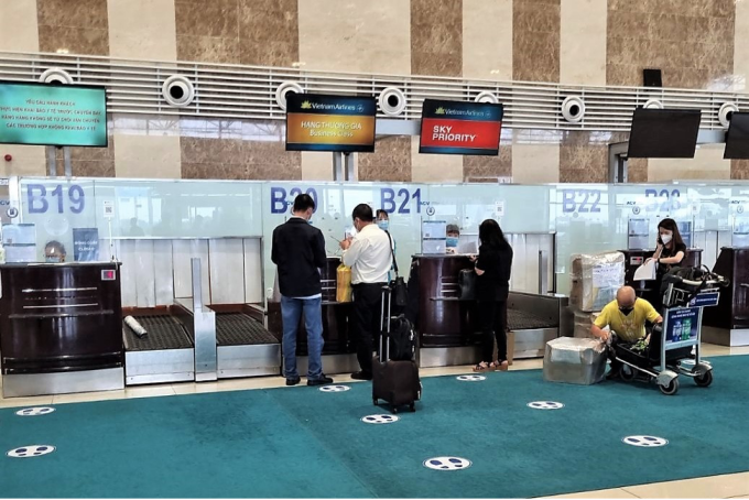 H&agrave;nh kh&aacute;ch sở hữu thẻ qu&agrave; tặng được hưởng nhiều quyền lợi như tặng th&ecirc;m h&agrave;nh l&yacute;, l&agrave;m thủ tục tại quầy ưu ti&ecirc;n, gắn thẻ h&agrave;nh l&yacute; ưu ti&ecirc;n... (Ảnh: VNA)