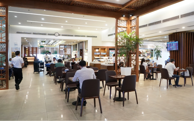 H&agrave;nh kh&aacute;ch được trải nghiệm Ph&ograve;ng kh&aacute;ch B&ocirc;ng Sen để thư gi&atilde;n trước chuyến bay. (Ảnh: VNA)