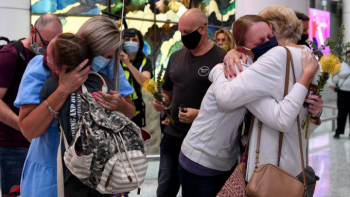 Những cuộc đoàn tụ đẫm nước mắt sau 600 ngày ngăn cách vì COVID-19