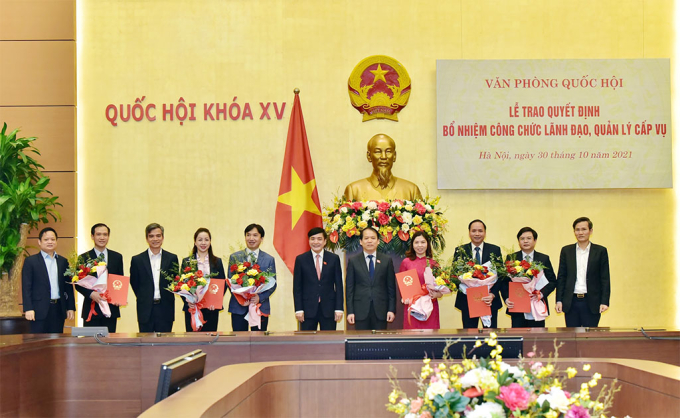 Tổng Thư ký Quốc hội, Chủ nhiệm Văn phòng Quốc hội Bùi Văn Cường và Chủ nhiệm Ủy ban Pháp luật Hoàng Thanh Tùng trao quyết định và chúc mừng các cán bộ được bổ nhiệm chức vụ mới.