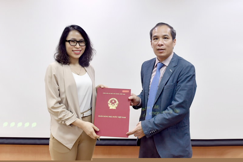Phó Thống đốc Ngân hàng Nhà nước Đoàn Thái Sơn trao quyết định cho bà Vũ Thúy Ngọc.