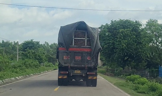 Xe cơi nới thùng chạy trên tuyến đường gần cầu Lệ Bắc