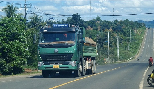 Xe chở vật liệu lưu thông trên đường quốc lô 14