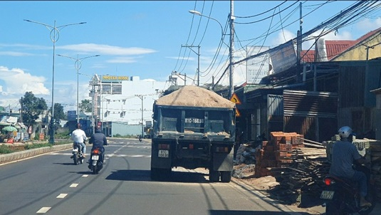 Tuyến đường Biển Hồ xe quá tải không phủ bạt.